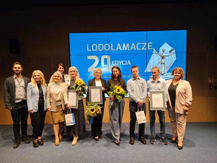 Pokaż zdjęcie: Na tle ekranu z logo konkursu "Lodołamacze 2025" stoją laureaci z Ziemi Lubuskiej wraz z opiekunami i przedstawicielami różnych instytucji