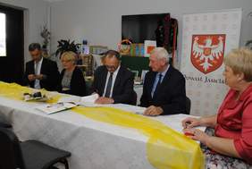 Pokaż zdjęcie: Podpiasanie umów