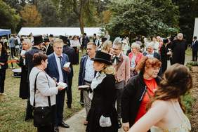 Pokaż zdjęcie: Zdjęcie w parku dużej liczby osób prowadzących rozmowy w luźnej atmosferze.