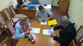 Pokaż zdjęcie: podpisanie umowy przez p.o. Dyrektora MOPS w Łodzi Agnieszkę Duszkiewicz- Nowacką i Dyrektora Oddziału Władysława Skwarkę 