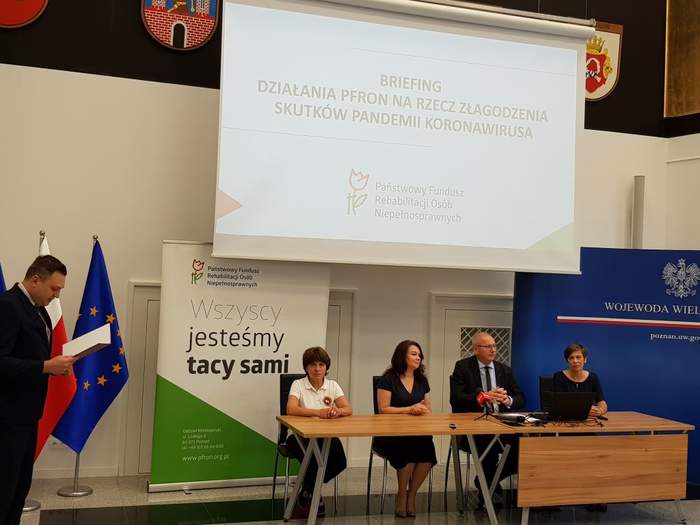 Pokaż zdjęcie: Na zdjęciu od lewej: Irena Semmler Fundacja Na Rzecz Osób Niewidomych Labrador Pies Przewodnik, Aneta Niestrawska Wicewojewoda Wielkopolski, Łukasz Mikołajczyk Wojewoda Wielkopolski oraz Anna Skupień Dyrektor Oddziału Wielkopolskiego PFRON
