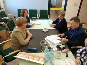 Pokaż zdjęcie: Marta Mordarska, Dyrektor Małopolskiego Oddziału PFRON oraz Stanisław Ryłko, Przewodniczący Zarządu Koła PSONI w Miechowie podczas podpisywania umowy