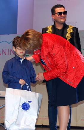 Pokaż zdjęcie: Olaf Bielak z dyrektor Martą Mordarską oraz piosenkarzem „Kordianem” 