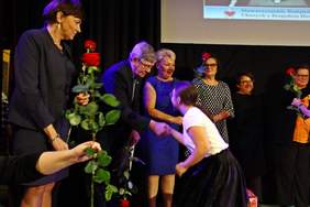 Pokaż zdjęcie: podziękowania honorowym gościom wspierających zespół mentalnie i finansowo