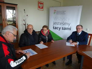 Dyrektor Oddziału Świętokrzyskiego PFRON Andrzej Michalski oraz przedstawiciele Polskiego Związku Niewidomych