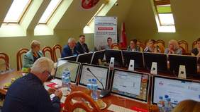 Pokaż zdjęcie: Przywitanie przez Starostę Powiatu Elbląskiego Pana Macieja Romanowskiego uczestników warsztatów SOW 