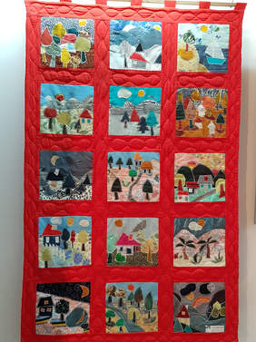 obraz składający się z kilkunastu części, w czerwonych ramkach, tkanina