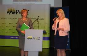 Pokaż zdjęcie: Od lewej: Dyrektor Marta Mordarska oraz dr Halina Potok - Prorektor ds. studenckich i kształcenia PWSZ w Nowym Sączu