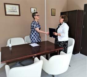 Od lewej stoja Dyrektor GUS w Bydgoszczy Pani Wiesława Gierańczyk oraz Dyrektor Kujawsko-Pomorskiego Oddziału PFROn Pani Aleksandra Gierej po podpisaniu Porozumienia podają sobie dłoń i przekazują teczkę z dokumentem