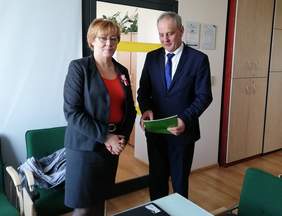 Pokaż zdjęcie: Dyrektor Marta Mordarska oraz starosta Krzysztof Faber podczas podpisania umowy w siedzibie Małopolskiego Oddziału PFRON