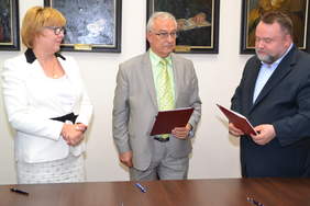 Pokaż zdjęcie: od lewej: Marta Mordarska, Dyrektor Oddziału Małopolskiego PFRON, Rektor – prof. dr hab. Włodzimierz Sady oraz  Andrzej Kulig - Zastępcę Prezydenta Miasta Krakowa ds. Polityki Społecznej, Kultury i Promocji Miasta 