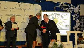 Pokaż zdjęcie: wręczenie jubileuszowego Dyplomu Dyrektorowi placówki Andrzejowi Zielonce