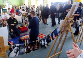 Stoisko straży pożarnej - strażak prezentuje jednemu ze zwiedzających targi zasady udzielania pierwszej pomocy na Fantomie