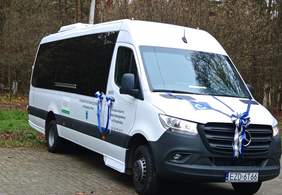 Pokaż zdjęcie: na zdjęciu  mowy  biały autobus z oznaczeniem logo PFRON oraz napis Środowiskowy Dom Samopomocy w Przatówku