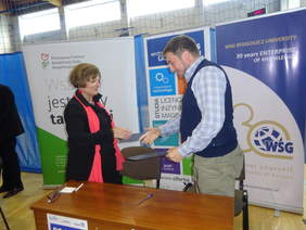 Pokaż zdjęcie: Podczas targów pracy podpisane zostało porozumienie pomiędzy Państwowym Funduszem Rehabilitacji Osób Niepełnosprawnych oraz Wyższą Szkołą Gospodarki dotyczące wzajemnej współpracy