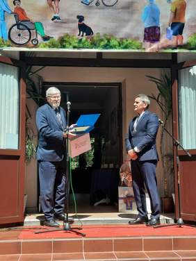 Pokaż zdjęcie: Wręczenie grawerowanych podziękowań 