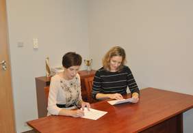 Pokaż zdjęcie: Podpisywanie porozumienia pomiędzy PFRON i Collegium Da Vinci