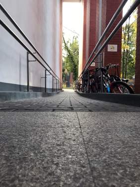 Pokaż zdjęcie: Podjazdy dla osób z niepełnosprawnością ruchową przed budynkiem CDV