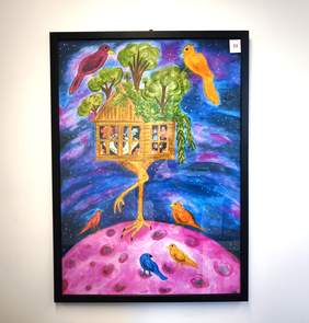 Pokaż zdjęcie: Obraz w orientacji pionowej, przedstawiający fantastyczną scenę w kosmosie. W centralnym punkcie znajduje się drewniany domek na drzewie, osadzony na długiej, pomarańczowej nodze z ptasimi szponami, stojący na różowej, kraterowej planecie. Domek jest otoczony zielonymi drzewami i pnączami. W oknach widać postacie. Wokół i na planecie lata lub siedzi sześć barwnych ptaków (fioletowe, pomarańczowe i niebieski). Tło to gwieździsta, niebiesko-fioletowa przestrzeń kosmiczna.
