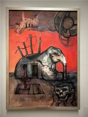 Pokaż zdjęcie: Namalowany wizerunek słonia na czerwonym tle w scenerii turpistycznej