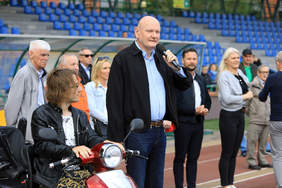 Prezydent Torunia Michał Zaleski przemawia na uroczystym otwarciu XI Olimpiady