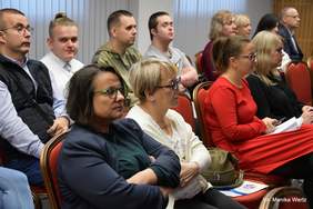 Pokaż zdjęcie: Uczestnicy konferencji w sali, siedzą i wsłuchują się w wystąpienia, większość to kobiety
