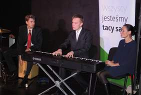 Pokaż zdjęcie: Uczniowie i nauczyciele Szkoły Muzycznej przy SOSW dla Dzieci Niewidowmych i Słabowidzących