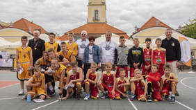 Grażyna Bogdańska p.o. dyrektora Oddziału Podlaskiego PFRON wśród młodych sportowców i ich opiekunów oraz organizatorów.