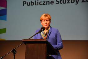 Pokaż zdjęcie: Minister Józefa Szczurek-Żelazko, sekretarz stanu w Ministerstwie Zdrowia podczas Małopolskiej Konferencji Publicznych Służb Zatrudnienia