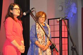 Pokaż zdjęcie: Na scenie Pani Dorota Habich p.o. Prezesa Zarządu PFRON składa gratulacje uczestnikom Przeglądu