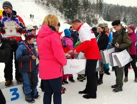 Pokaż zdjęcie: Wręczenie nagród zawodnikom