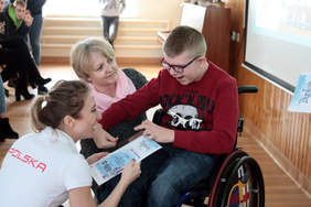 Pokaż zdjęcie: Wręcznie dyplomów za udział w konkursie plastycznym zorganizowanym przez naszą medalistkę