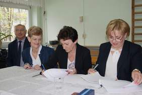 Pokaż zdjęcie: Umowy na realizację zadań zlecanych podpisywane przez Martę Mordarską, dyrektor Małopolskiego Oddziału PFRON  z przedstawicielami organizacji pozarządowych z terenu sądecczyzny.