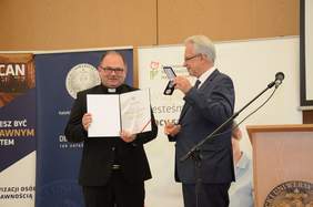 Pokaż zdjęcie: Minister Krzysztof Michałkiewicz i Ks. dr hab. Andrzej Kiciński prof KUL prezentują honorową odznakę Primus in Agendo dla KUL 