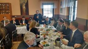 Pokaż zdjęcie: Tradycyjne spotkanie opłatkowe w Fundacji im.Brata Alberta w Radwanowicach