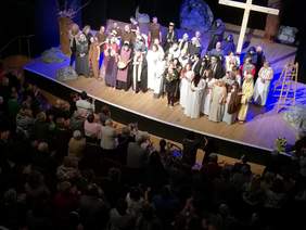 Pokaż zdjęcie: Aktorzy zbierają zasłużone oklaski po przedstawieniu