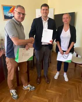 Pokaż zdjęcie: Dyrektor Oddziału PFRON Mateusz Szkaradziński z przedstawicielami Olsztyńskiego Stowarzyszenia Głuchych.