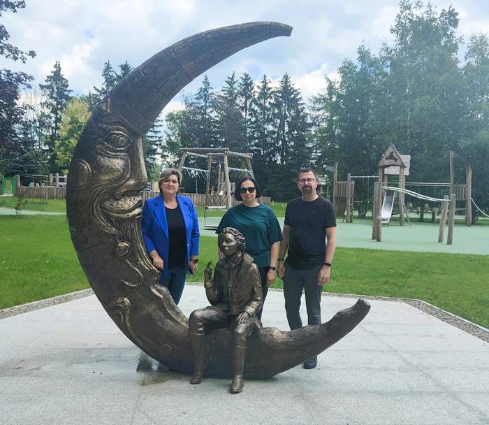 Pokaż zdjęcie: Na zdjęciu Z-ca Dyrektora ogrodu i przedstawiciele PFRON 