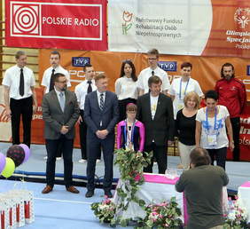 Organizatorzy i goście podczas dekoracji jednej z medalistek