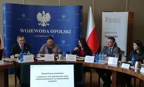 Pokaż zdjęcie: Prezes Dorota Habich zabiera głos podczas wspólnej konferencji w opolskim urzędzie wojewódzkim