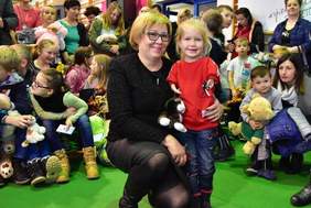 Pokaż zdjęcie: Martynka Gruca oraz Marta Mordarska – dyrektor Małopolskiego Oddziału PFRON (fot. Krzysztof  Gryzło)