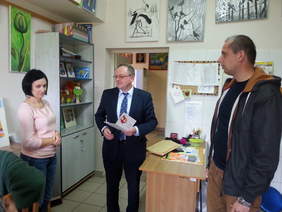 Pokaż zdjęcie: Laureat Konkursu plastycznego Michał Jędrasik z WTZ w Końskich podczas odbioru nagrody 