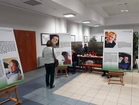 Pokaż zdjęcie: Niewiele osób przeszło obojętnie obok wystawy