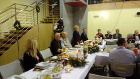 Pokaż zdjęcie: Świąteczne życzenia dla uczestników składa Wiceprzewodnicząca Zarządu Koła Pani Wiesława Drużyńska