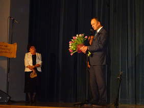 Maciej Szymański Dyrektor Oddziału Podkarpackiego PFRON składa podziękowania Annie Dębskiej