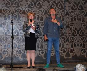 Pokaż zdjęcie: Marta Mordarska, dyrektor Oddziału Małopolskiego PFRON oraz Krzysztof Głuchowski, dyrektor Teatru im.J.Słowackiego witają widzów spektaklu "Kwiat Paproci"