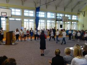 Pokaż zdjęcie: Gra orkiestra szkolna