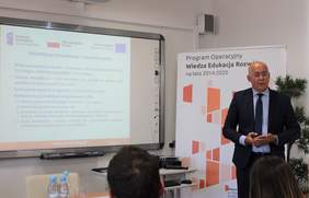 Pokaż zdjęcie: Tomasz Gierwatowski podczas prezentacji