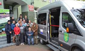 Pokaż zdjęcie: Uczestnicy Środowiskowego Domu Samopomocy w Miłaczewie na tle nowego busa ze środków PFRON