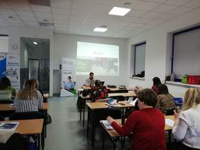 Pokaż zdjęcie: Szczegółowo omówione zostały kolejne etapy wypełniania wniosku o dofinansowanie